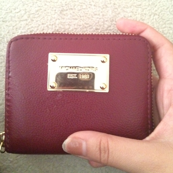 authentic MK wallet. never got to use it