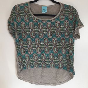Cool design hi low crop top shirt.
