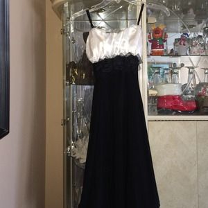 Juniors White and black flower dress