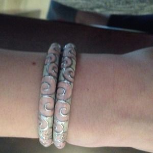 Pink pearlized detailed bangle bracelets