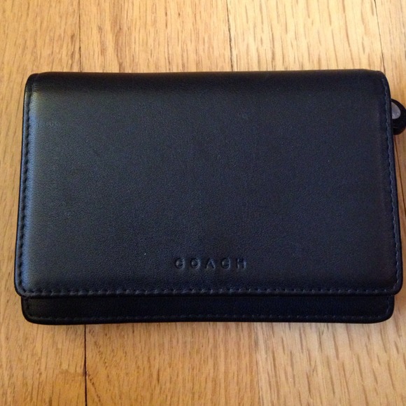 Coach Handbags - 👜🆕Authentic Coach wallet with keyring