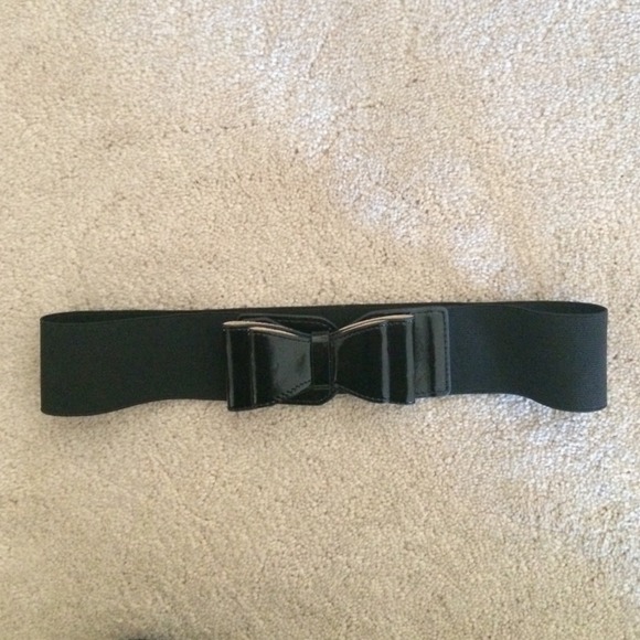 Stretchy patent leather bow belt