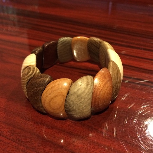 Wooden colored beaded bracelet