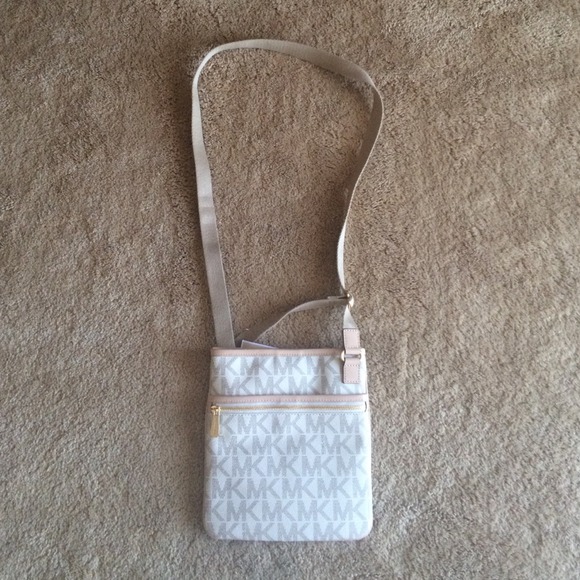 Michael Kors Handbags - Michael Kors Jet Set LG Crossbody