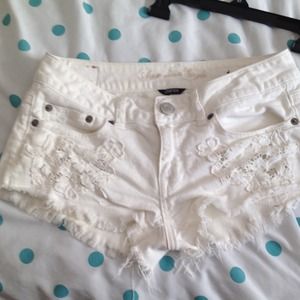 white American eagle shorts with lace pockets