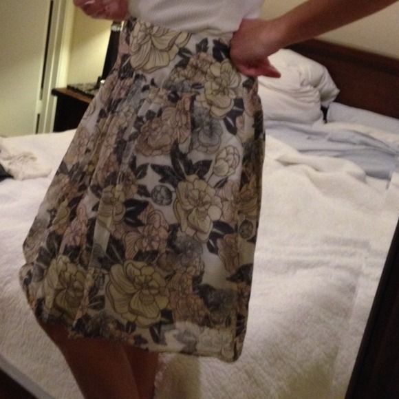 Banana Republic skirt - Picture 2 of 3