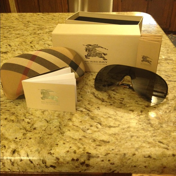 ⚡️24 Hour Sale⚡️💯 Authentic Burberry Sunglasses