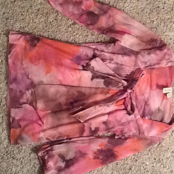 Flowery bow tie blouse
