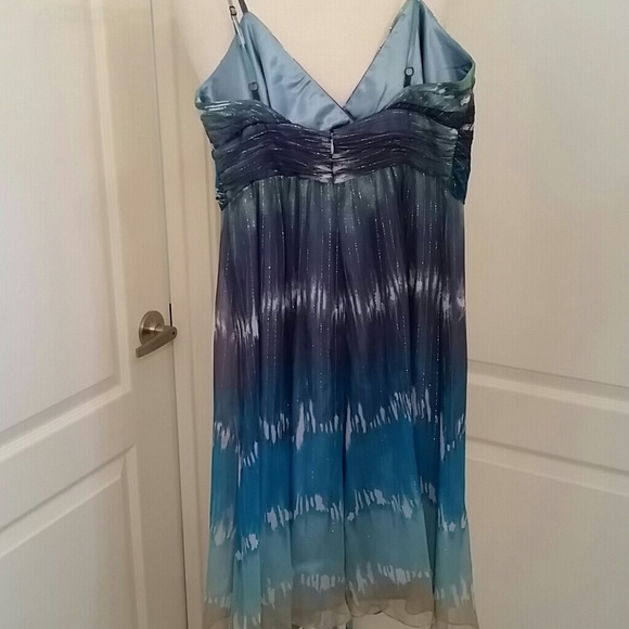 COCKTAIL DRESS BCBGMAXAZRIA SIZE6. - Picture 3 of 4