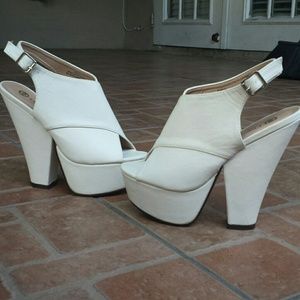 White 'Abstract' heel pumps