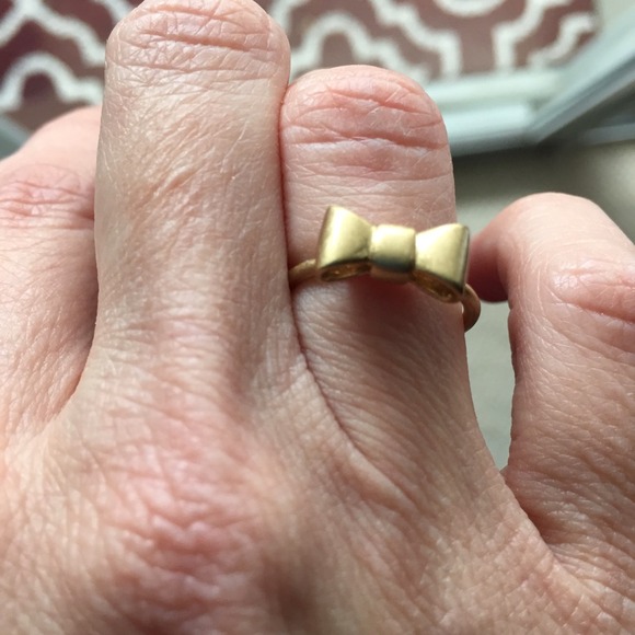 Cute gold bow ring size 5 - Picture 2 of 3