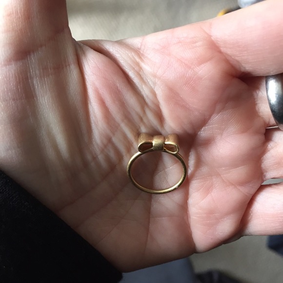 Cute gold bow ring size 5 - Picture 3 of 3
