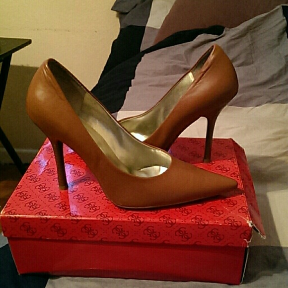 Guess Pointy Pumps size  8.5