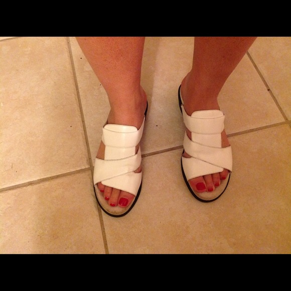 Rock port White leather sandals. Black rubber heel