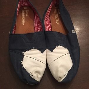 Toms navy with white hearts