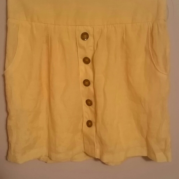 Yellow skirt with buttons