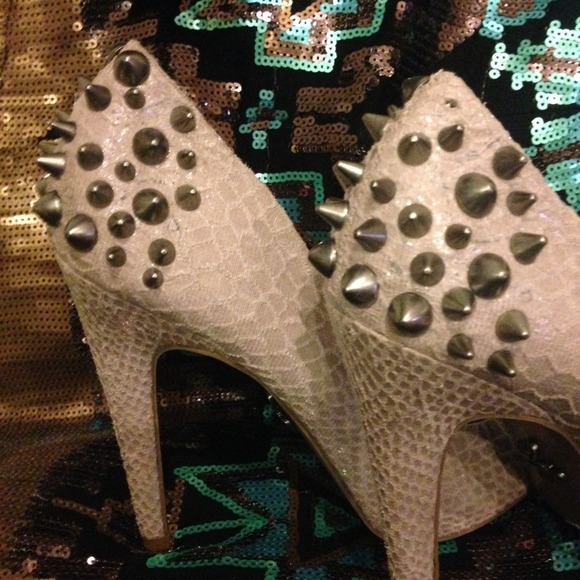 🎉4x HP🎉 Simply Vera ❤️ Vera Wang Spiked Heels - Picture 3 of 4