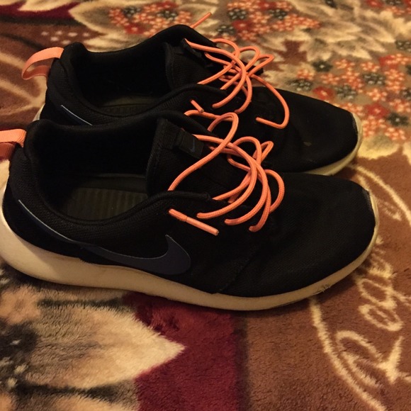 Nike Shoes - Nike roshe run