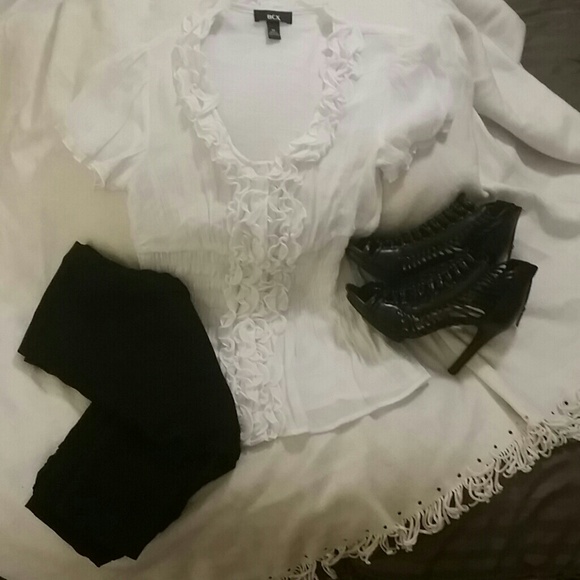 ☆●☆SOLD●☆●Adorable White Ruffled Top