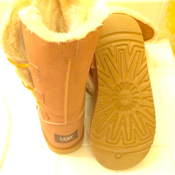 Triple Bailey Button Chestnut Uggs