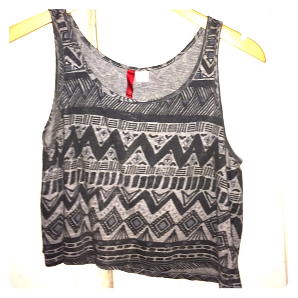 H&M Tops - Grey tribal printed cropped top