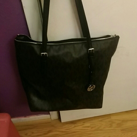 Micheal Kors tote - Picture 1 of 1