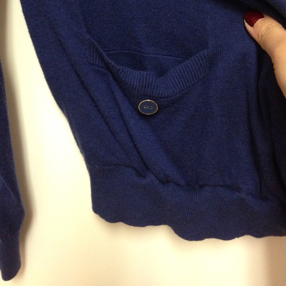 SOLD: Blue knitted lightweight sweater - Picture 3 of 3