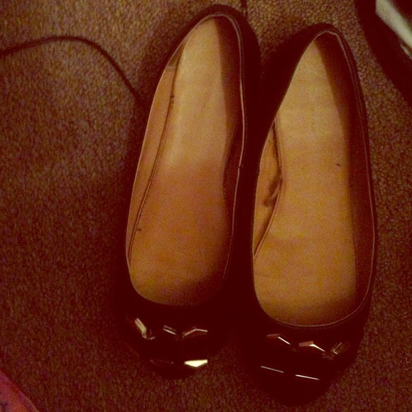 Beautiful Black Flats With Gold Links