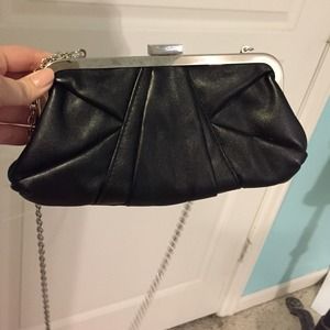 Clutch with shoulder chain