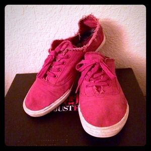 Magenta, shaggy style Pumas