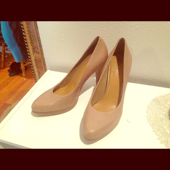 Nude Nine West pumps