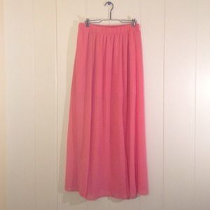Short skirt with overlay and slit.
