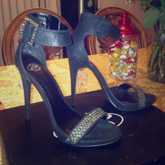 Beautiful black belt heels !