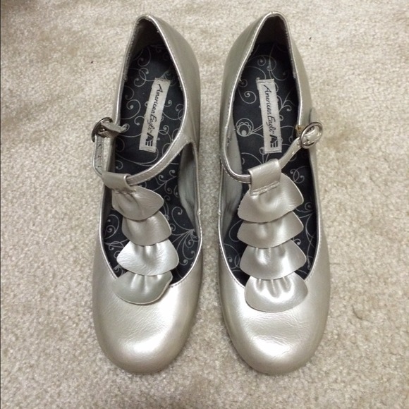 SOLD IN BUNDLE Cute Shinny Cream Mary Jane Heels - Picture 1 of 3
