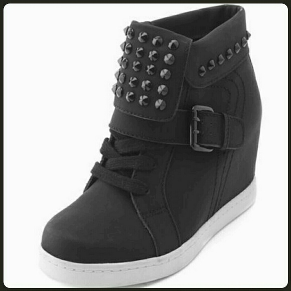 Foldover wedged sneaker