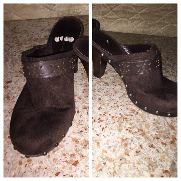 😵😵 SOLD!! Bandolino Brown clogs.