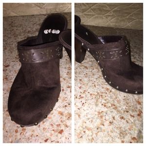 😵😵 SOLD!! Bandolino Brown clogs.