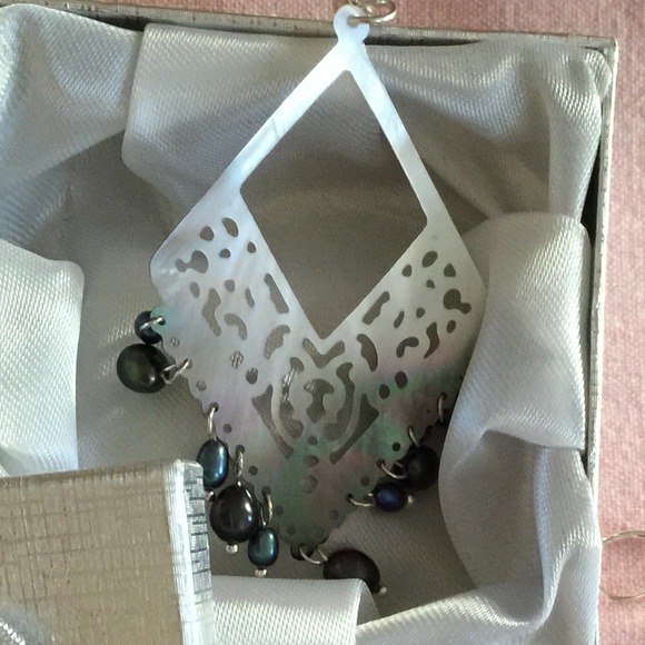 🎉HP🎉NWOT Black Pearl & Shell Earrings 925 Hook - Picture 2 of 2