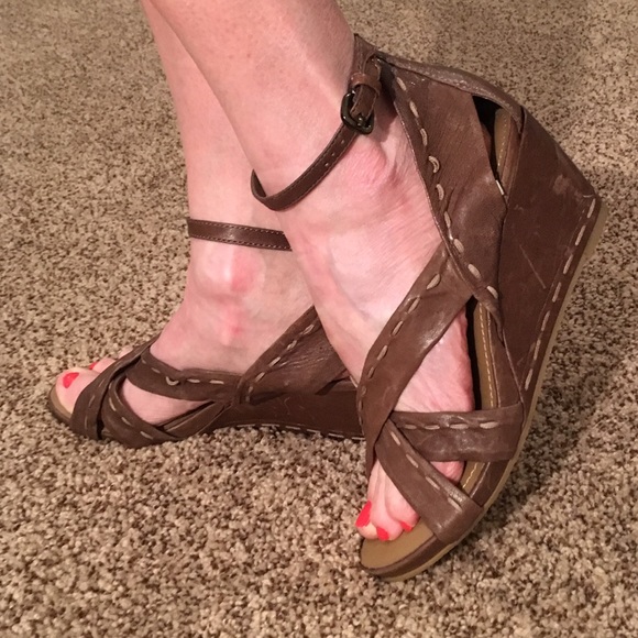 B Makowsky Brown distresses leather 8.5 NEW wedges