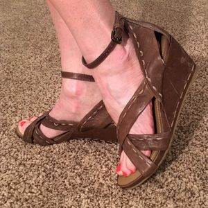 B Makowsky Brown distresses leather 8.5 NEW wedges