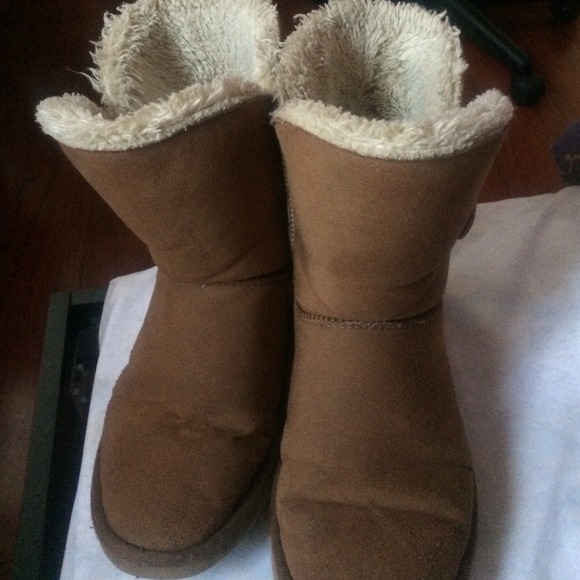 Ugg chestnut Bailey button ( LOOK A LIKE).