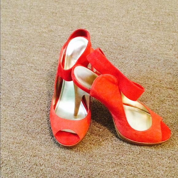 Red open toe shoes - Picture 2 of 3