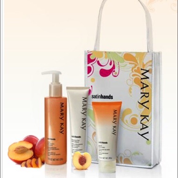 Mary Kay Pampering Hands Set in Peach