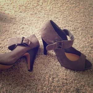 Peep-toe Olive green heel