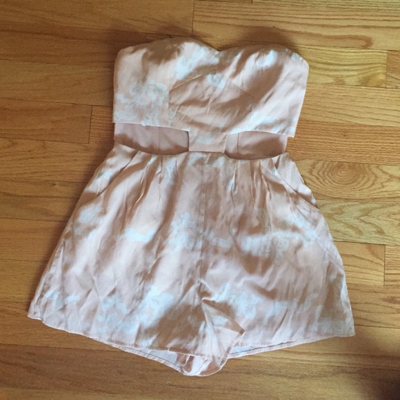 Finders Keepers Dresses & Skirts - Finders keepers light pink strapless romper