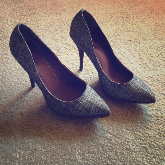 Brown tweed pumps