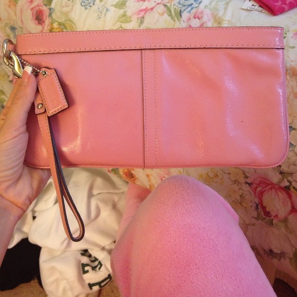 💥authentic coach wristlet