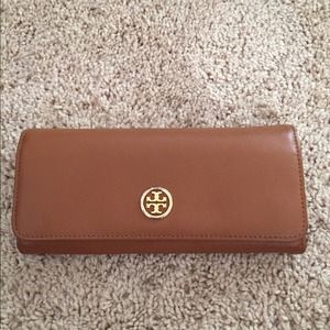 Tory Burch Robinson wallet in brown!