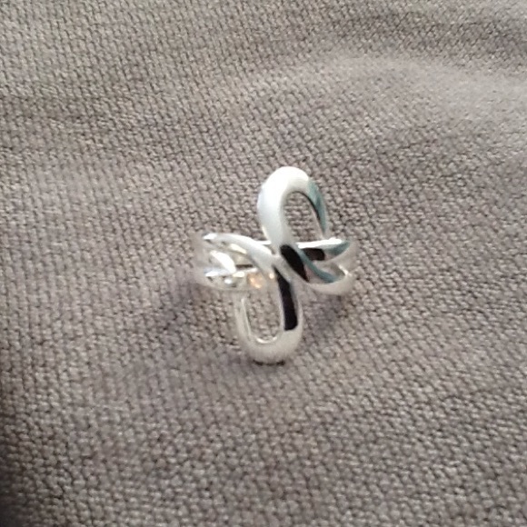 Silver ring. - Picture 2 of 2