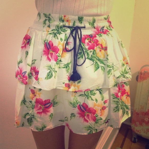Hollister Small floral 2 layer skirt 🌺